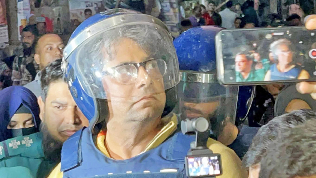 আনিস আলমগীরকে গ্রেপ্তার স্বৈরাচারী আমলে সাংবাদিক দমন-পীড়নের পুনরাবৃত্তি