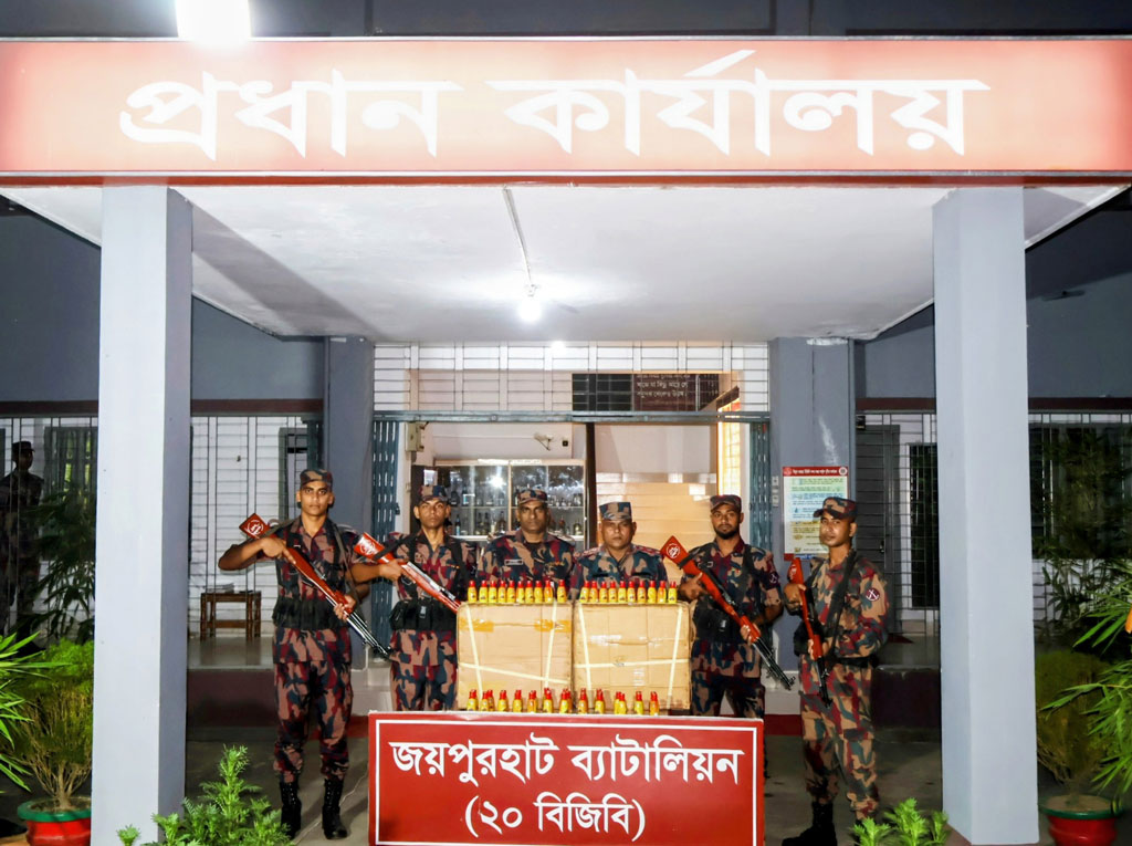 জয়পুরহাটে ৭৬৮ বোতল নিষিদ্ধ সিরাপ জব্দ