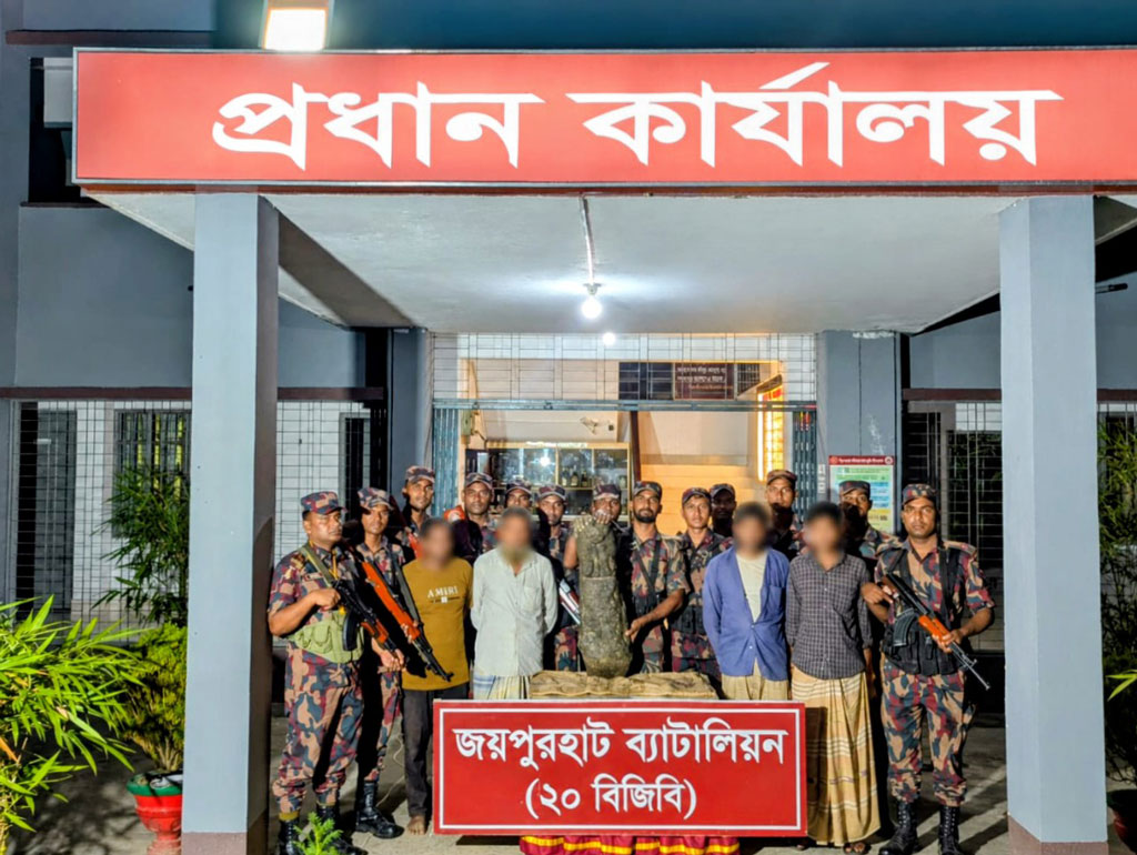 জয়পুরহাটে কষ্টিপাথরের মূর্তিসহ আটক ৪