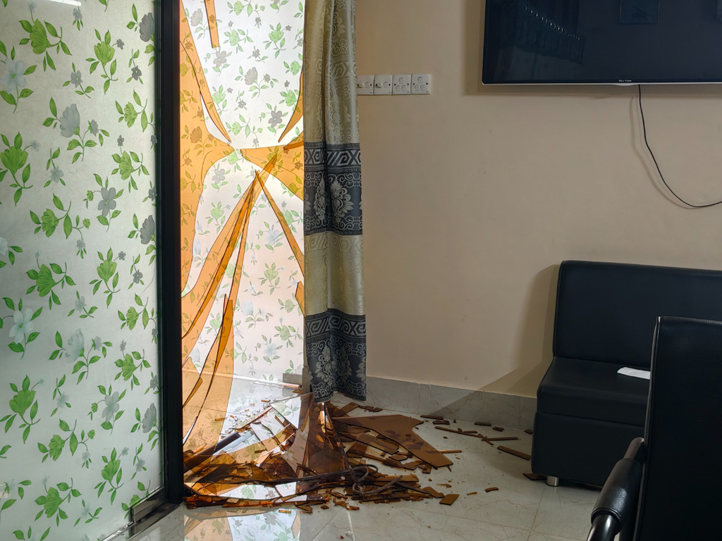 জয়পুরহাটে অধ্যক্ষের কার্যালয় ভাঙচুর করল শিক্ষার্থীরা