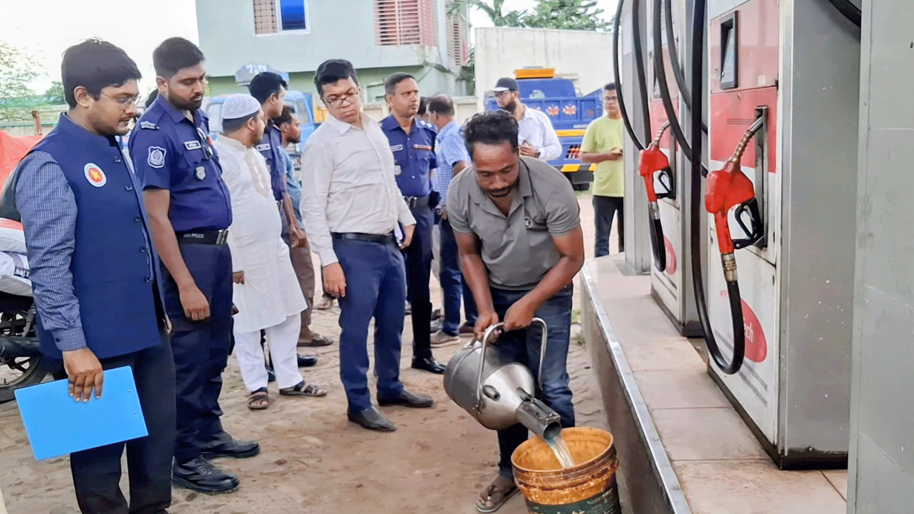 জ্বালানি তেলের পরিমাপ যাচাইয়ে ফিলিং স্টেশনে অভিযান