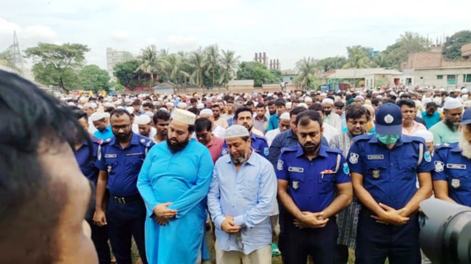 নারায়ণগঞ্জে প্যারোলে মুক্তি পেয়ে স্ত্রীর জানাজায় যুবলীগ নেতা