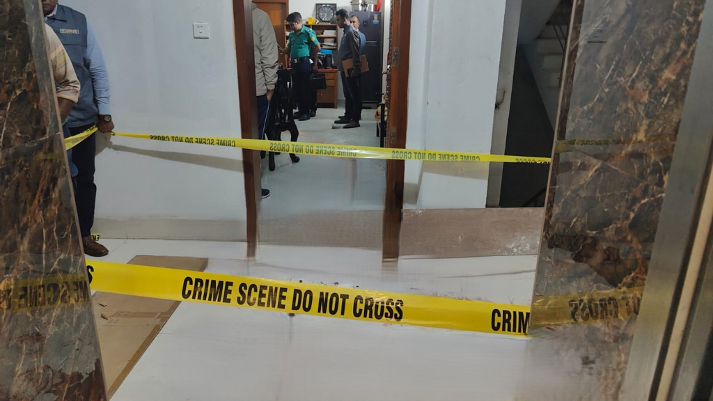 বিচারকের ছেলে হত্যা: আদালতে কালো ব্যাজ পরে প্রতিবাদ