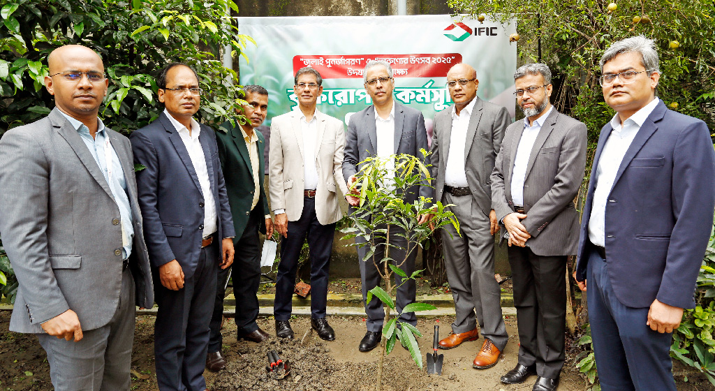 জুলাই গণ-অভ্যুত্থানের বর্ষপূর্তিতে আইএফআইসি ব্যাংকের বৃক্ষরোপণ কর্মসূচি