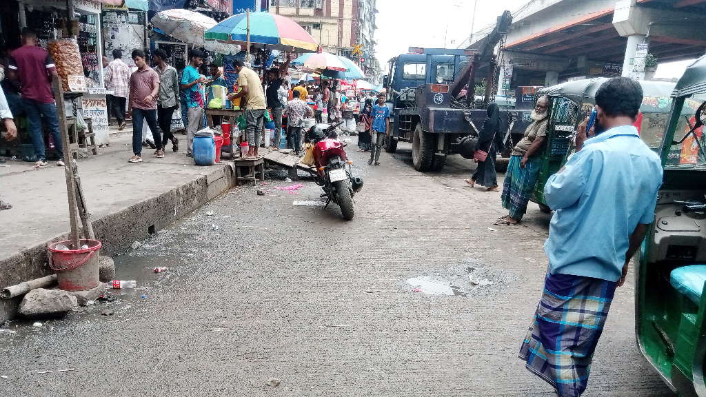 ঢাকা-মাওয়া সড়কের জুরাইন এলাকা হকারমুক্ত, পথচারীদের স্বস্তি