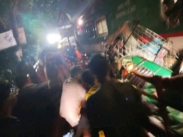 কালুরঘাট সেতুতে অটোরিকশায় পর্যটক এক্সপ্রেস ট্রেনের ধাক্কা, নিহত ৩