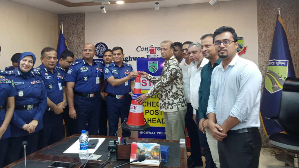 হাইওয়ে পুলিশকে ট্রাফিক সাইনসামগ্রী দিল কেএসআরএম