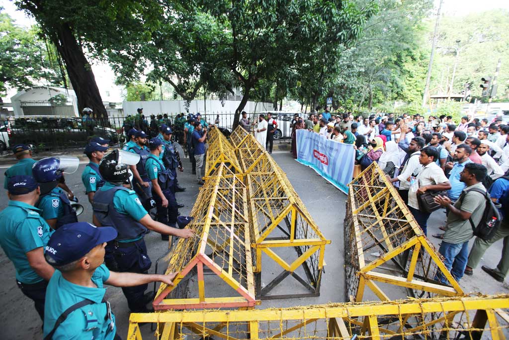 এনটিআরসিএর নিয়োগপ্রত্যাশীদের অবস্থান, পুলিশের লাঠিপেটা