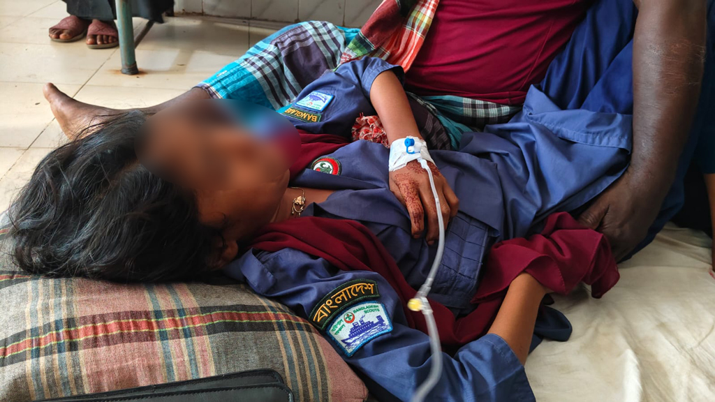 পড়া না পারায় অষ্টম শ্রেণির ছাত্রীকে মারধর, অজ্ঞান অবস্থায় হাসপাতালে ভর্তি