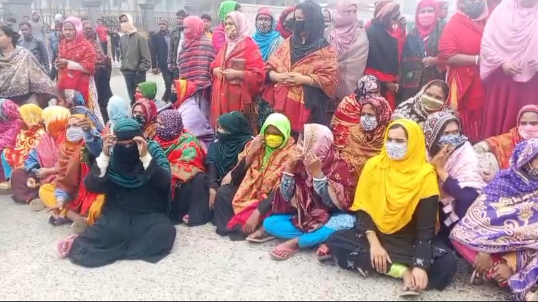 কালিয়াকৈরে বকেয়া বেতনের দাবিতে শ্রমিকদের সড়ক অবরোধ, পুলিশের লাঠিপেটায় আহত ১২