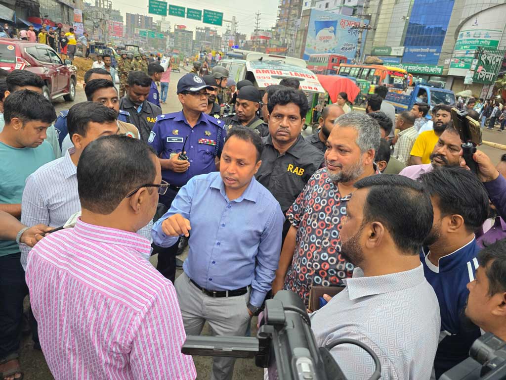 কেরানীগঞ্জে মহাসড়ক থেকে গরু সরানোর নির্দেশ, ২ ইজারাদারকে জরিমানা