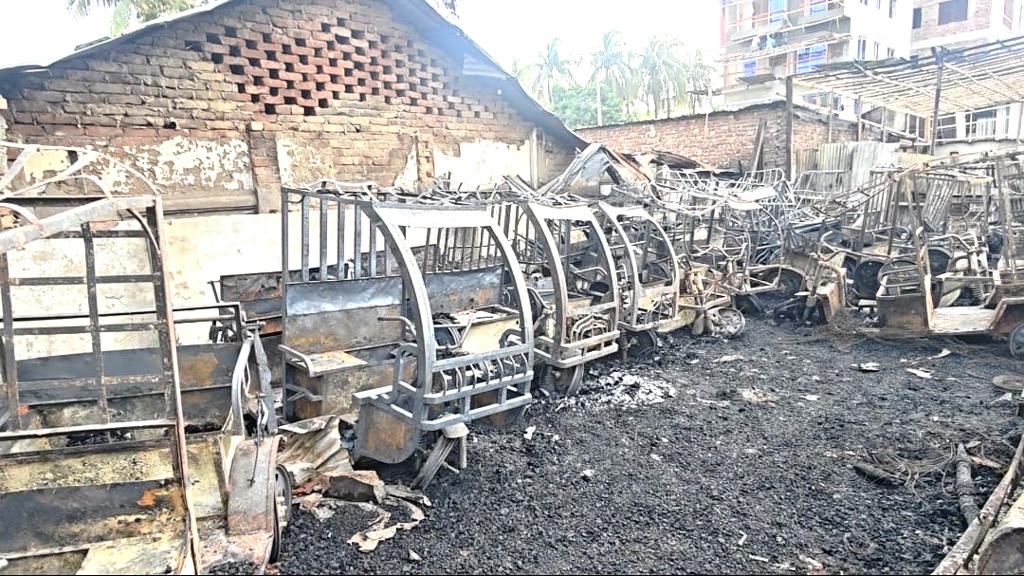 কেরানীগঞ্জে আগুনে পুড়ল অবৈধ অটোরিকশা গ্যারেজ
