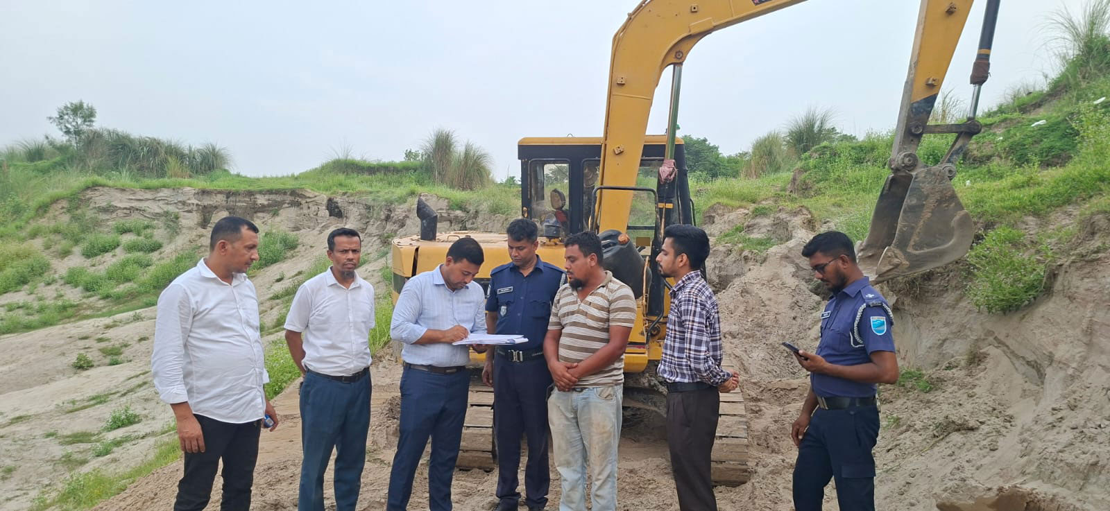 কেরানীগঞ্জে অবৈধভাবে মাটি কাটার অভিযোগে জরিমানা