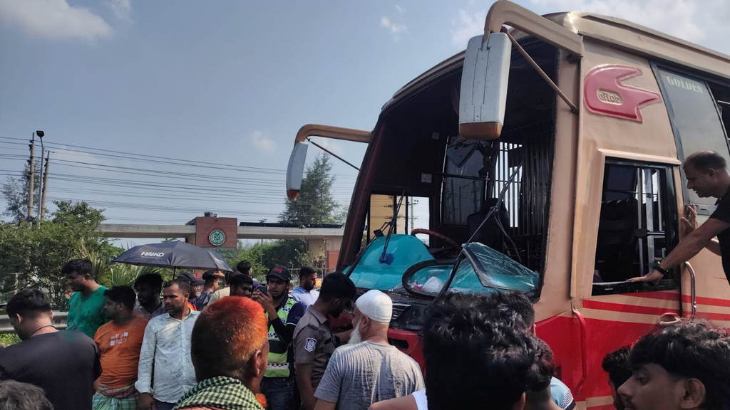ঢাকা-মাওয়া এক্সপ্রেসওয়েতে দাঁড়িয়ে থাকা গাড়িকে বাসের ধাক্কা, নিহত ২