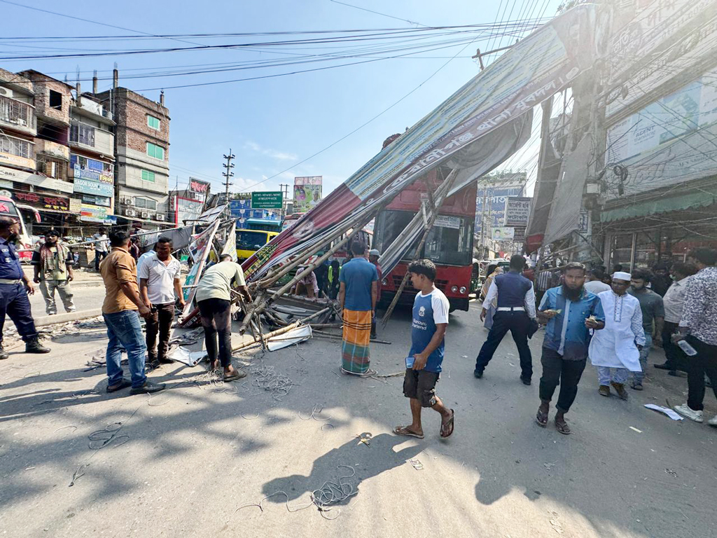 কেরানীগঞ্জে যুবদলের তোরণ ভেঙে পড়ল চলন্ত বাসের সামনে