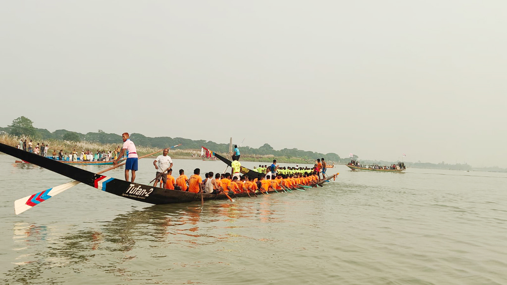 ধলেশ্বরী নদীতে নৌকাবাইচ
