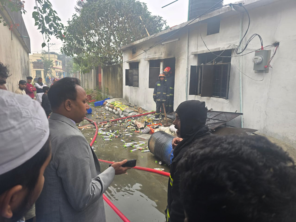 কেরানীগঞ্জে কারখানায় বিকট শব্দে বিস্ফোরণ, নিহত ১