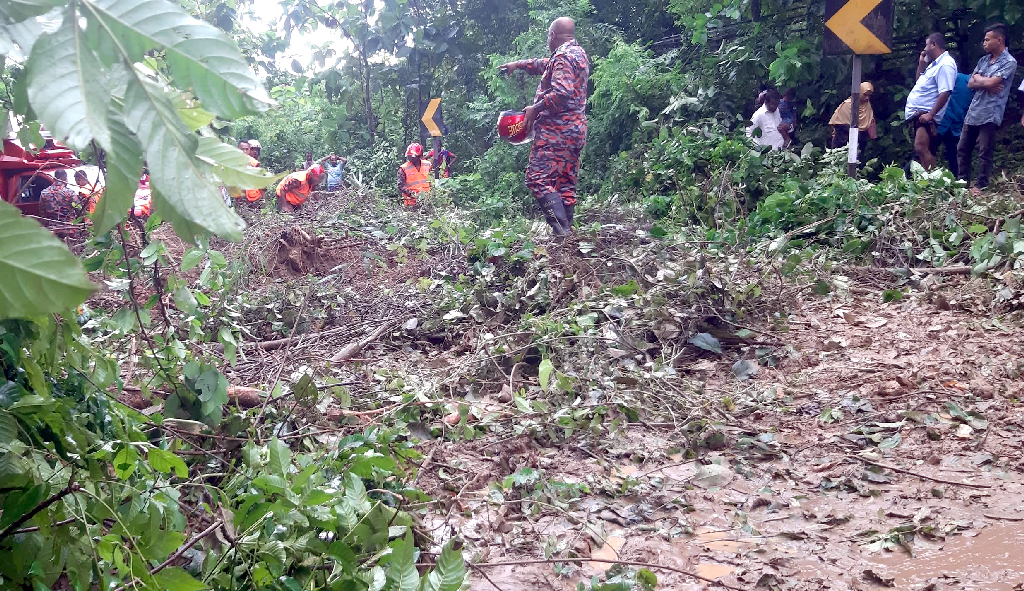 অতি ভারী বৃষ্টিতে পাহাড়ধস, সাজেকের সঙ্গে সড়ক যোগাযোগ বন্ধ
