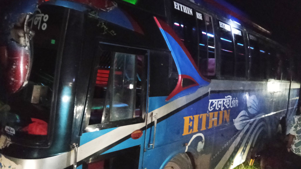 গুগল ম্যাপের নির্দেশনায় ভুল পথে পর্যটকবাহী বাস