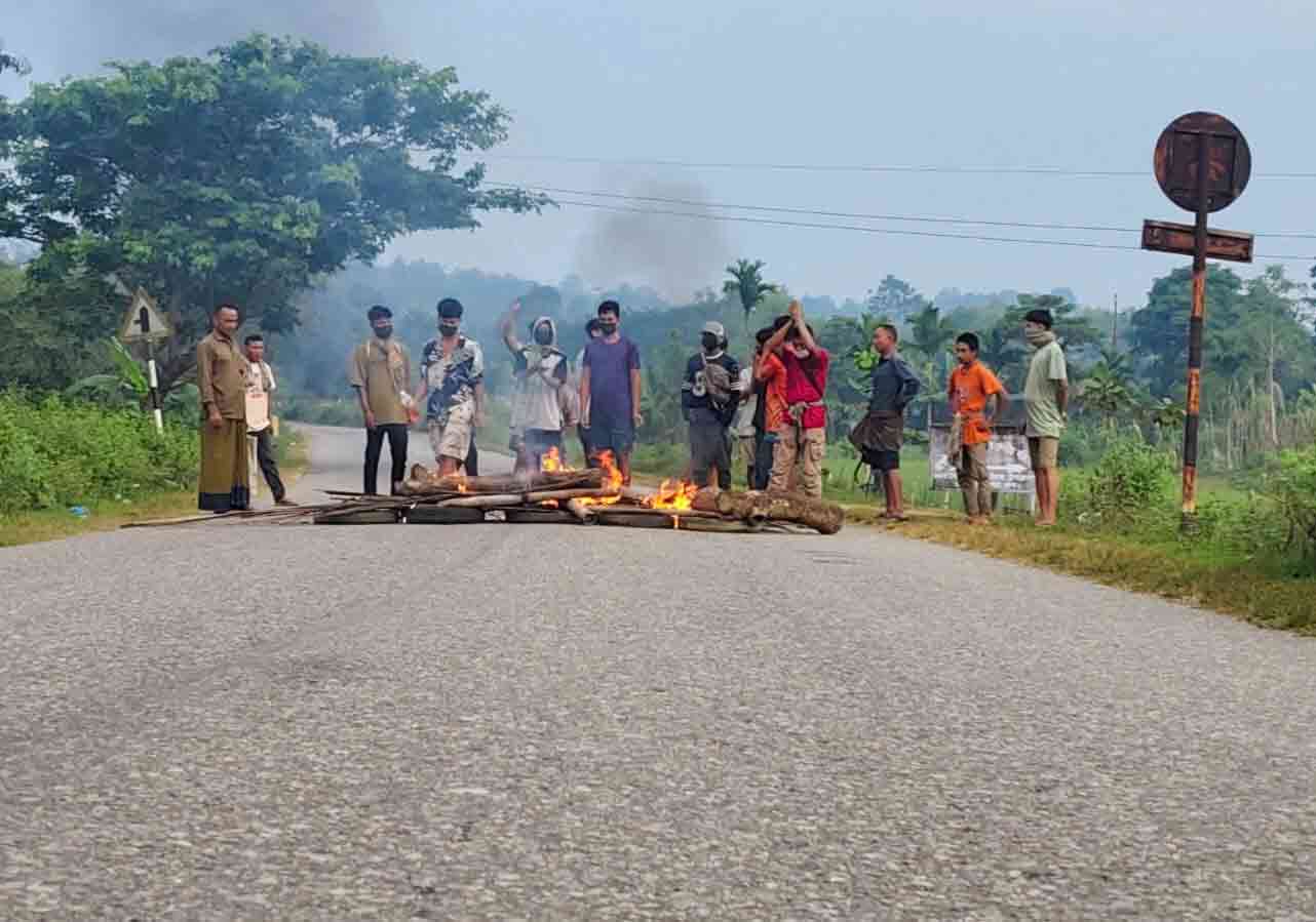 আজ শনিবার ভোর থেকে খাগড়াছড়ি জেলা সদরসহ বিভিন্ন উপজেলার গুরুত্বপূর্ণ সড়কে টায়ার জ্বালিয়ে পিকেটিং করেন অবরোধকারীরা। ছবি: সংগৃহীত