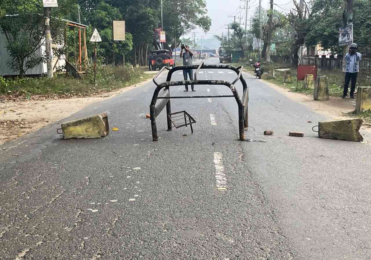 আজ শনিবার ভোর থেকে খাগড়াছড়ি জেলা সদরসহ বিভিন্ন উপজেলার গুরুত্বপূর্ণ সড়কে টায়ার জ্বালিয়ে পিকেটিং করেন অবরোধকারীরা। ছবি: সংগৃহীত