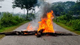 খাগড়াছড়িতে চলছে আধা বেলার সড়ক ও নৌপথ অবরোধ

