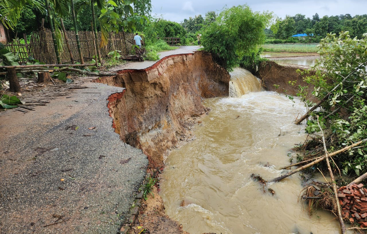 খাগড়াছড়িতে পাহাড়ি ঢলে সড়ক বিলীন