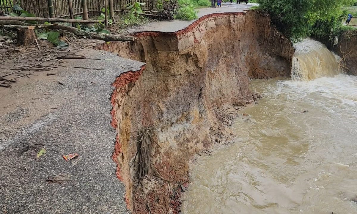 পানছড়ি উপজেলার নালকাটা-শুকনাছড়ি সড়কের একটি বড় অংশ বিলীন। ছবি: আজকের পত্রিকা