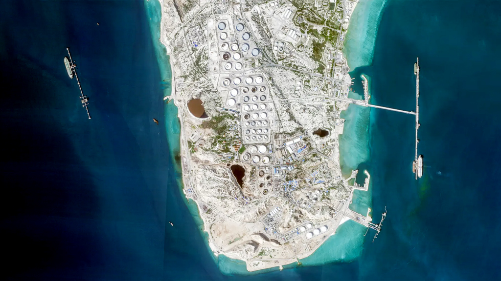 ইরানের গুরুত্বপূর্ণ খারগ দ্বীপে মার্কিন হামলা, বড় বিস্ফোরণের খবর