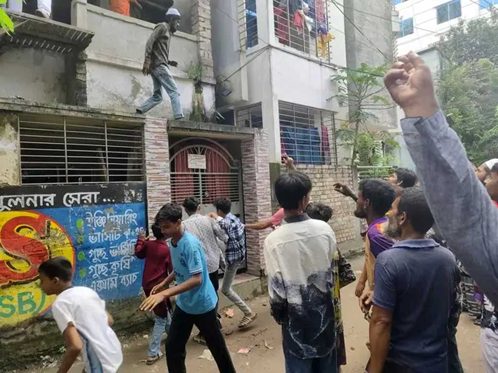 খুলনায় দুই মাদক কারবারির বাড়িতে বিক্ষুব্ধ জনতার হামলা