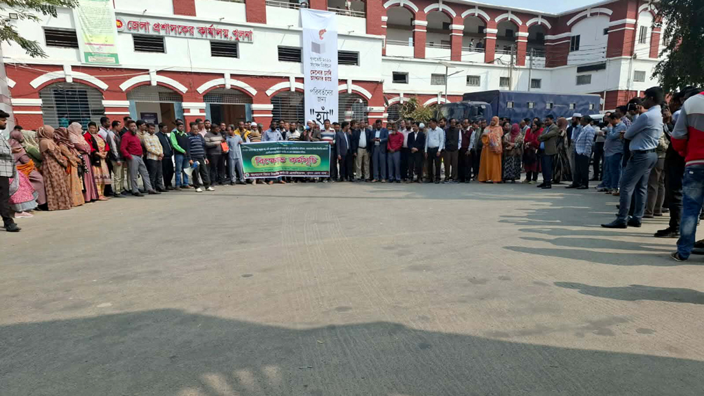 সরকারি কর্মচারীরা কাজ ফেলে সমাবেশে, হয়রানির শিকার সেবাপ্রার্থীরা