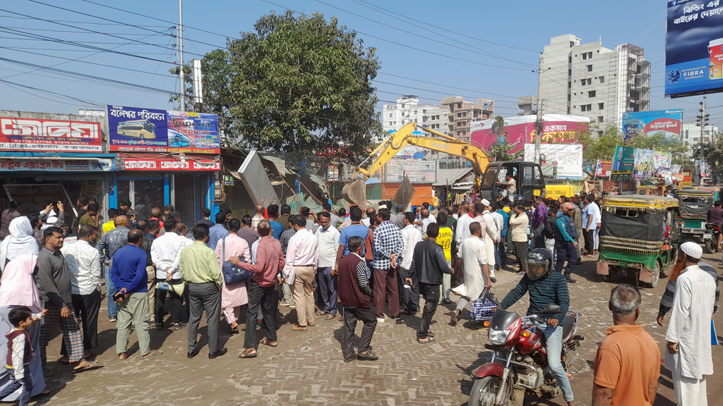 খুলনায় বাস টার্মিনাল এলাকায় অভিযানে ৩০ অবৈধ স্থাপনা উচ্ছেদ