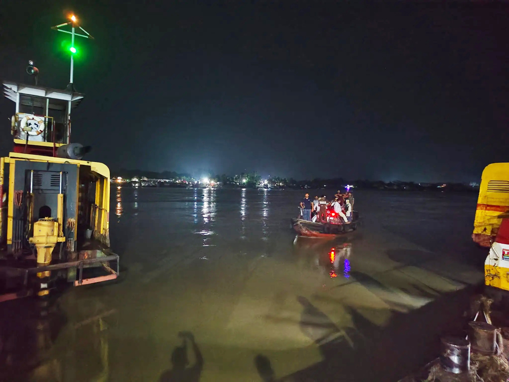 খুলনায় মাঝনদীতে ফেরি ও ট্রলার সংঘর্ষ