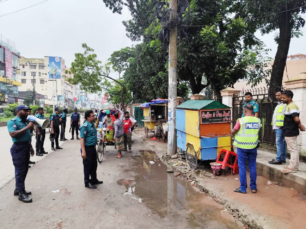 ফুটপাত দখলমুক্ত রাখতে খুলনায় প্রশাসনের উচ্ছেদ অভিযান