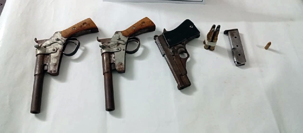 খুলনায় সন্ত্রাসী ইমন অস্ত্রসহ গ্রেপ্তার