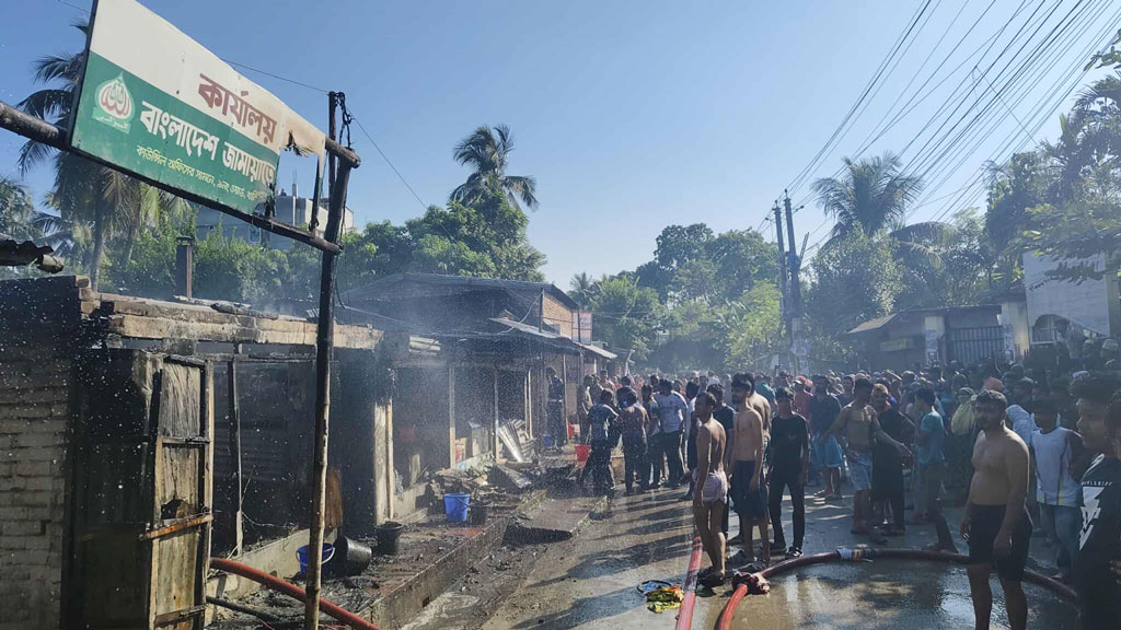 খুলনায় শর্টসার্কিট থেকে অগ্নিকাণ্ড, জামায়াতের কার্যালয়সহ পুড়ল ৭ দোকান