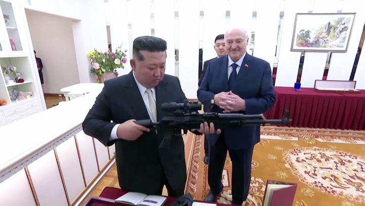 কিমকে রাইফেল উপহার দিয়ে লুকাশেঙ্কো বললেন—শত্রু এলে কাজে লাগবে