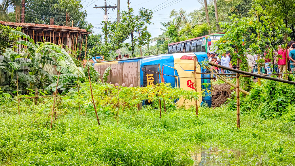 কিশোরগঞ্জে স্কুলছাত্রীকে বাঁচাতে নিয়ন্ত্রণ হারাল বাস, আহত ২০