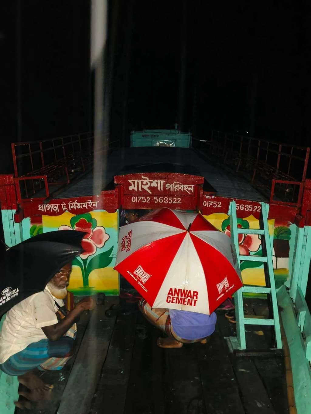 নবজাতকের লাশ নিয়ে ফিরছিলেন, মাঝ হাওরে ডাকাতের কবলে সর্বস্ব হারালেন