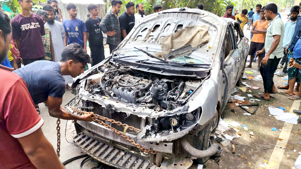সড়ক দুর্ঘটনায় আহতদের উদ্ধার করতে গিয়ে প্রাণ গেল বৃদ্ধের, ভাঙচুর-আগুন