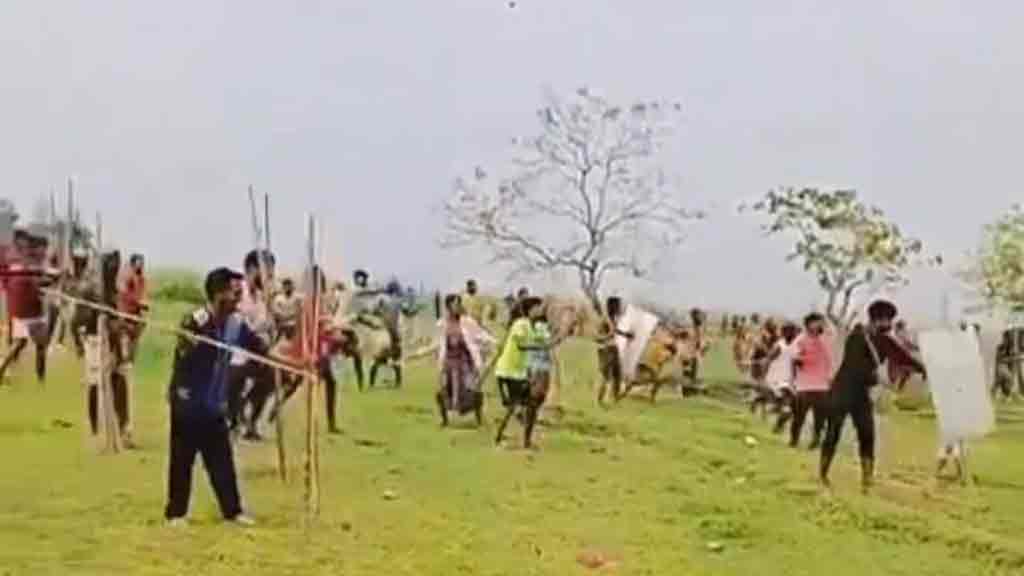 সালিশ বৈঠকে চেয়ারম্যানের সামনেই বর্তমান ও সাবেক মেম্বারের অনুসারীদের সংঘর্ষ, আহত ৩০