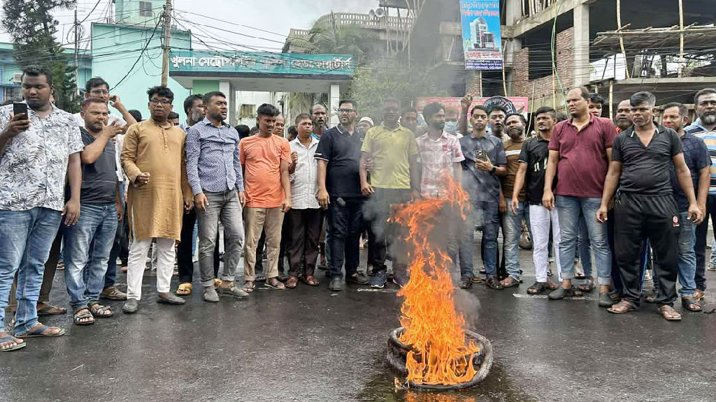 কেএমপির সদর দপ্তরে ছাত্র-জনতার ‘ব্লকেড’ কর্মসূচি