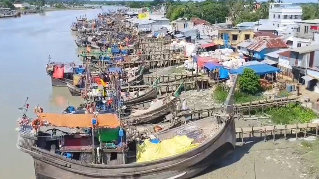 নিষেধাজ্ঞা উপেক্ষা করে সাগরে মাছ শিকার, কুয়াকাটায় ১৬ জেলে আটক