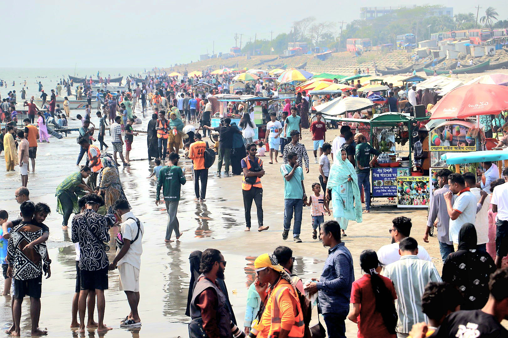 ঈদের চতুর্থ দিনেও কুয়াকাটায় পর্যটকদের ঢল