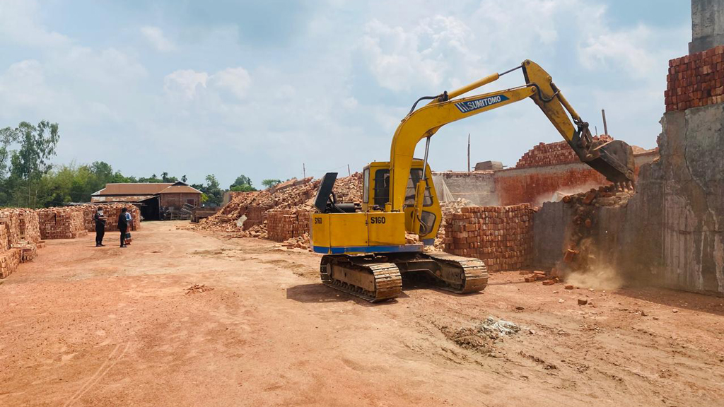 কুড়িগ্রামে গুঁড়িয়ে দেওয়া হলো চারটি ইটভাটার কিলন, ১৬ লাখ টাকা জরিমানা