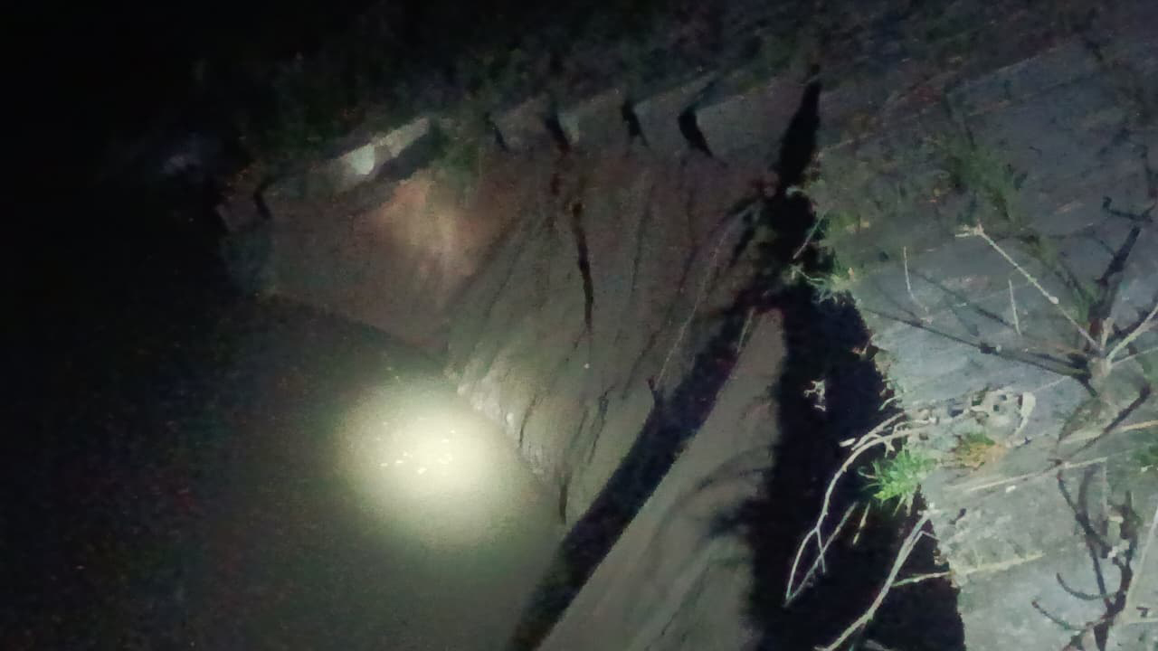 ব্রহ্মপুত্রের তীর রক্ষা বাঁধে ধস, আতঙ্কে কয়েক গ্রামের মানুষ