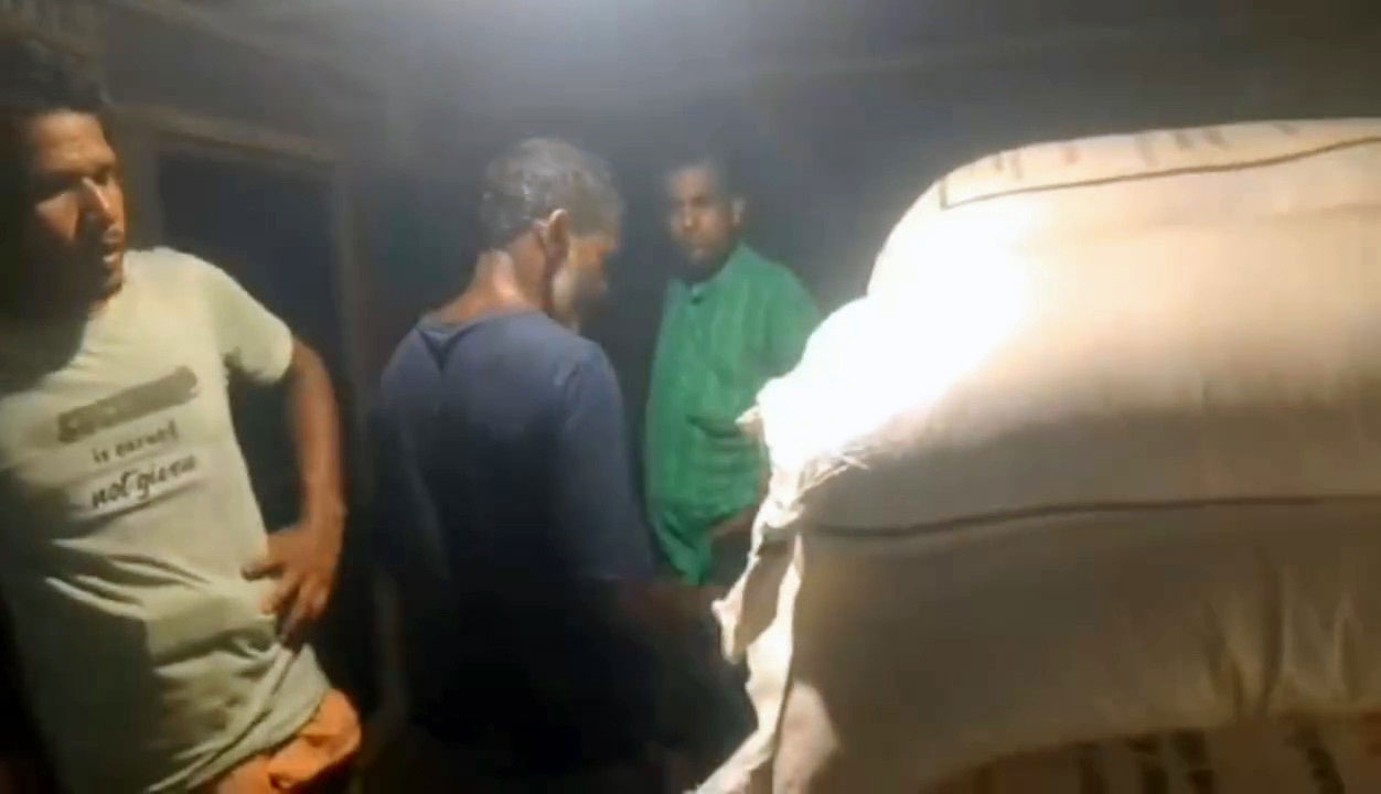 পাচারের সময় ৩৯ বস্তা সার আটক করল জনতা, দায় নিচ্ছে না প্রশাসন