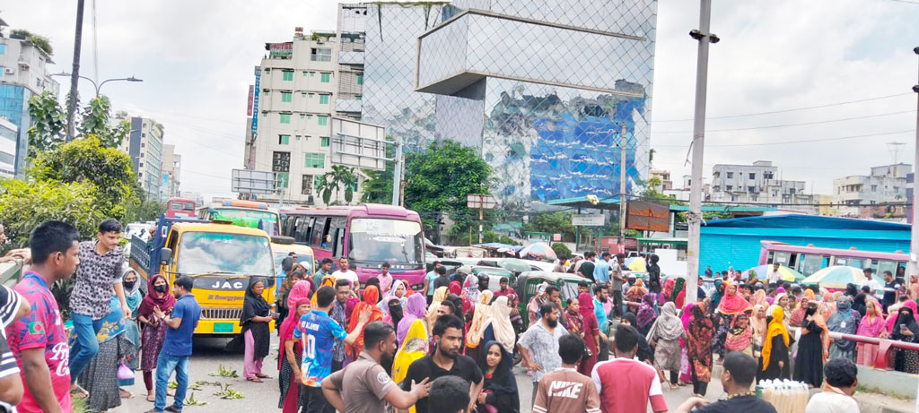 রাজধানীর কুড়িলে পোশাকশ্রমিকদের সড়ক অবরোধ, যান চলাচল বন্ধ