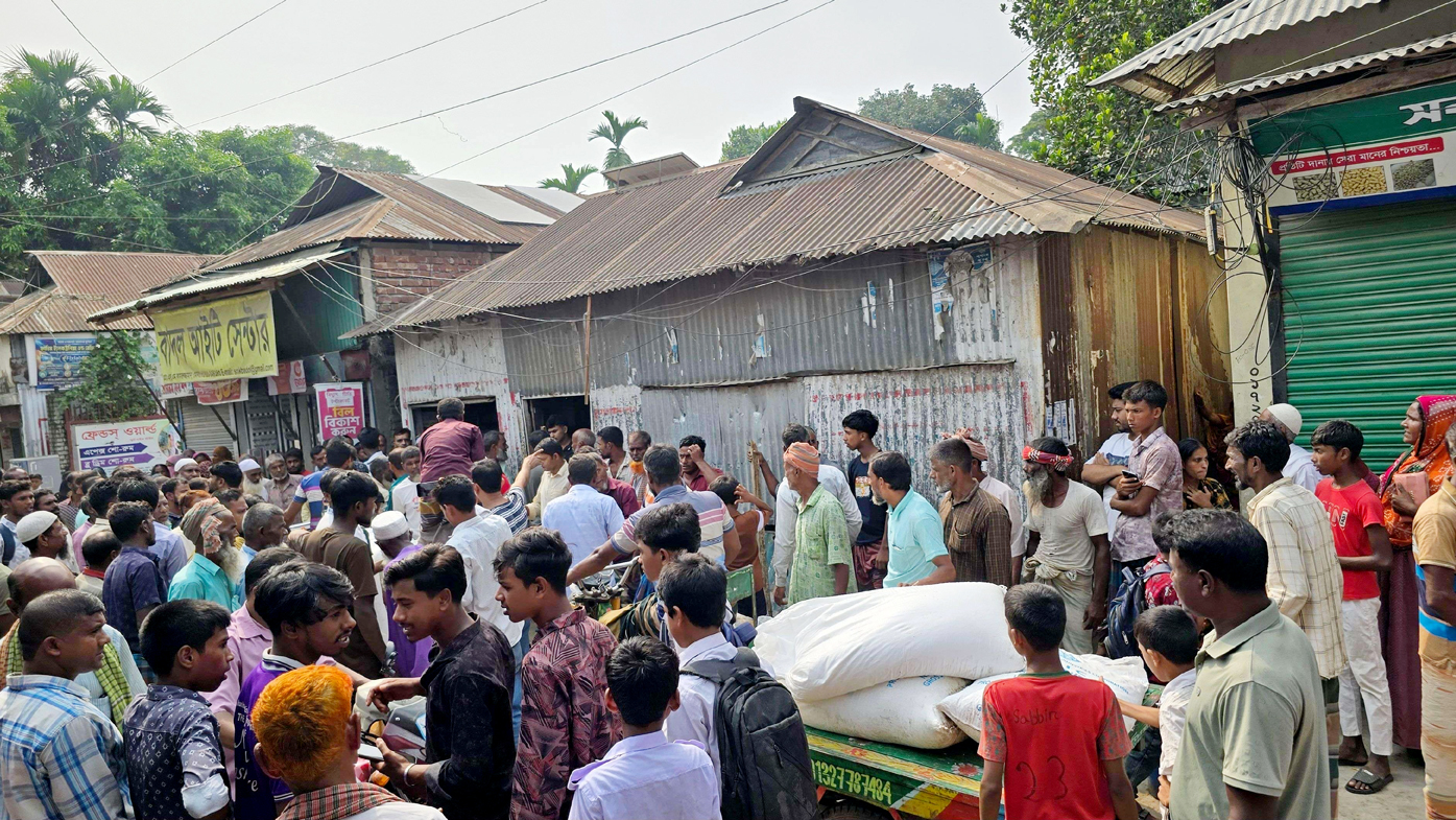 স্বজনপ্রীতির অভিযোগে গুদামে ঢুকে সার নিয়ে গেলেন কৃষকেরা, ডিলারের দাবি—‘আওয়ামী লীগের ইন্ধন’