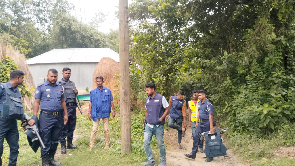পদ্মাতীরবর্তী চার জেলার দুর্গম চরে সাঁড়াশি অভিযানে পুলিশ